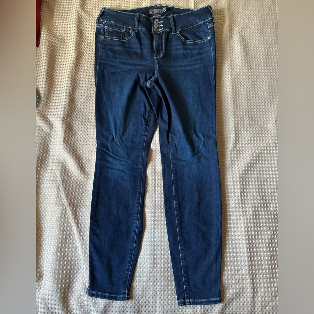 Torrid jegging super soft 14, EUC, stretchy 3 buttons white thread.